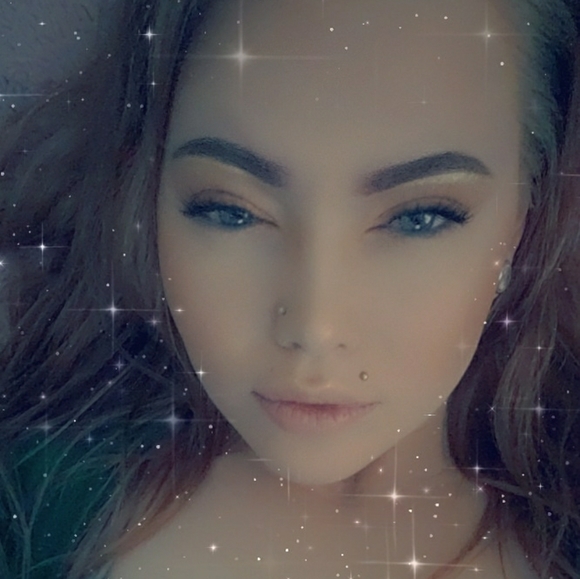 Meet your Posher, Stephanie - Picture 1 of 4